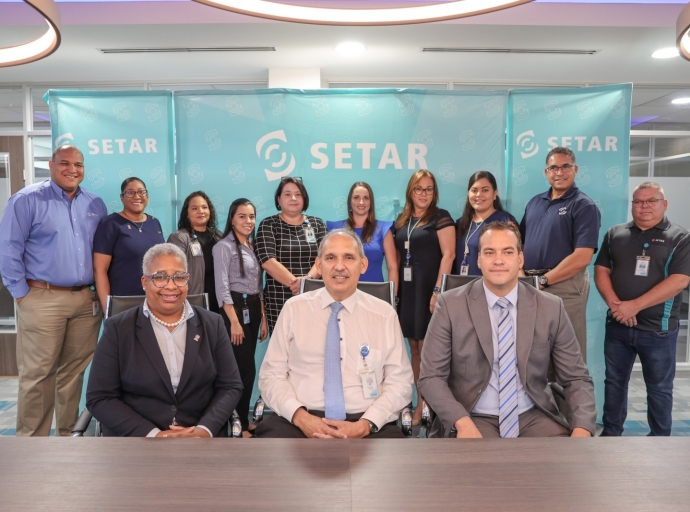 Ministro Geoffrey Wever ta gradici Setar NV pa nan aporte continuo na promove tecnologia y conexion
